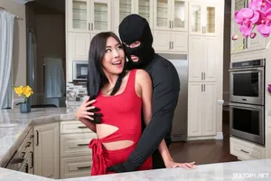 Anh trai nuôi con ghệ và bắt cô bạn gái xxx để giải toả áp lực