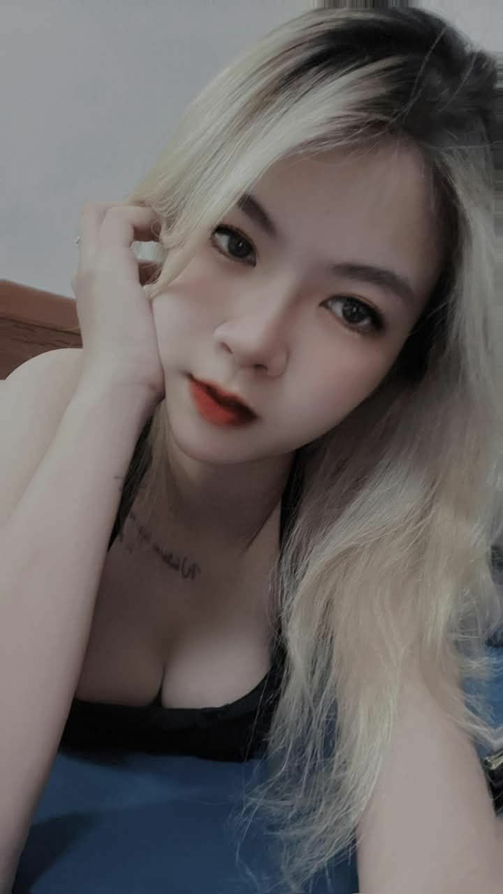 Bà xã chăm sóc Ông chồng ở bệnh viện và cậu trai giường bên may mắn